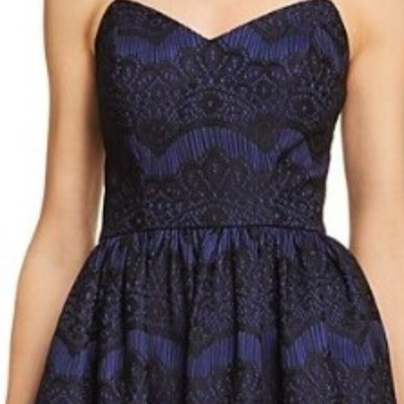 NEW Aqua Dress Women's Black Blue Sweetheart Lace Fit & Flare SZ M Bloomindales - Picture 3 of 3